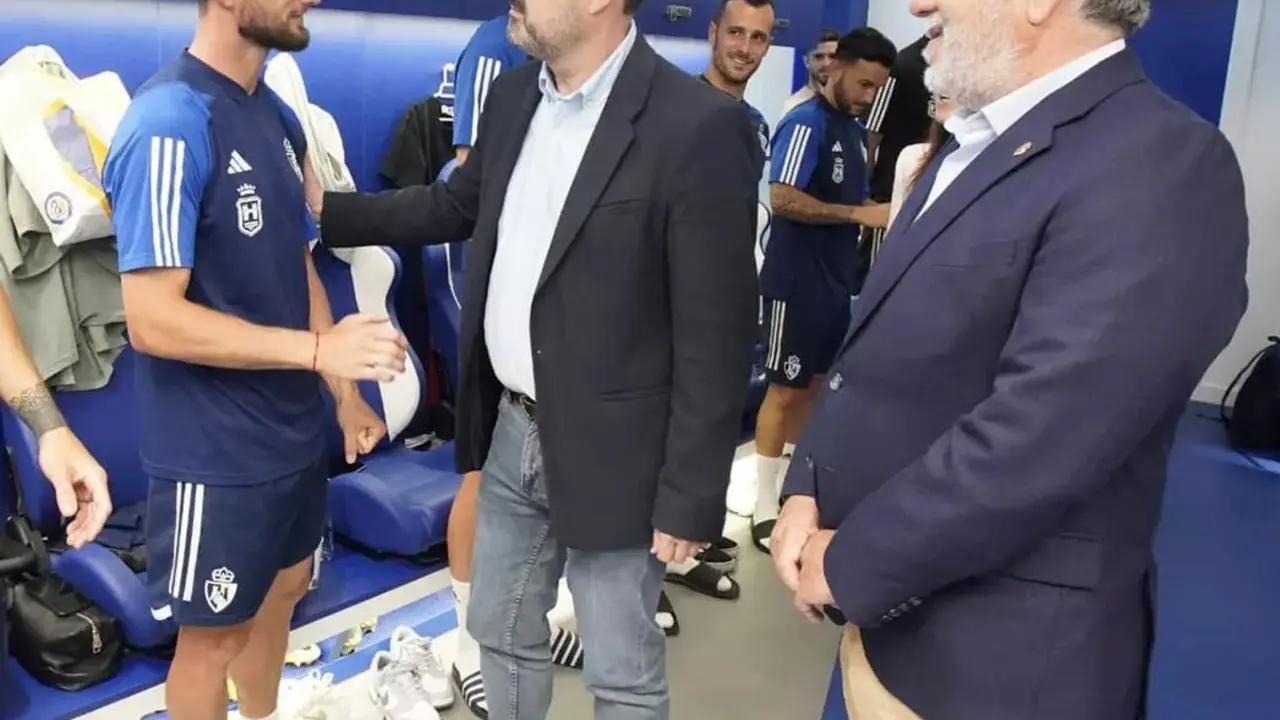 Borja Valle saluda al alcalde de Ponferrada en presencia del presidente de la Deportiva, José Fernández Nieto.