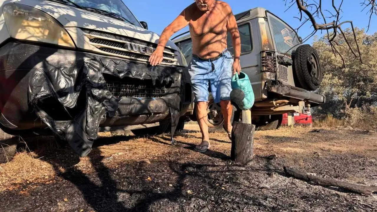 La Junta activa la situación operativa dos ante la evolución del incendio de Navaluenga (Ávila). En la foto Pedro Pérez Caraballo, uno de los vecinos afectados por el incendio.