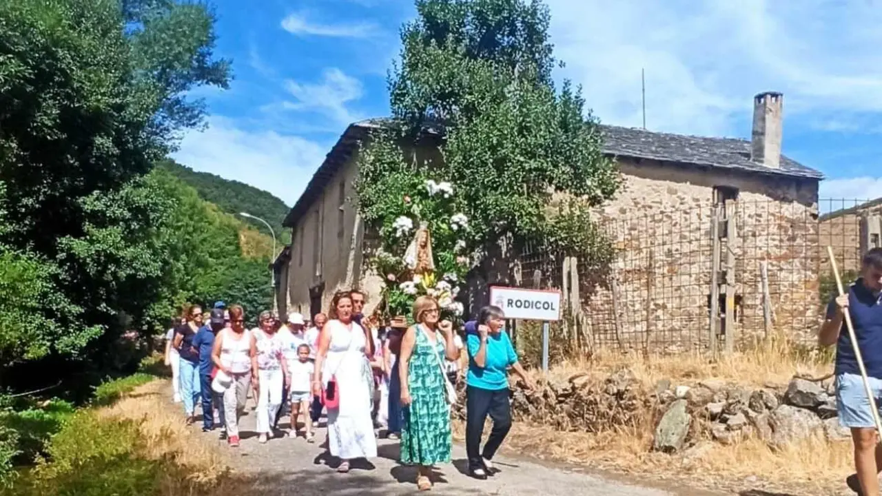 Las tradiciones, con sus romerías en primer término, marcan un verano de sensaciones en Murias de Paredes.