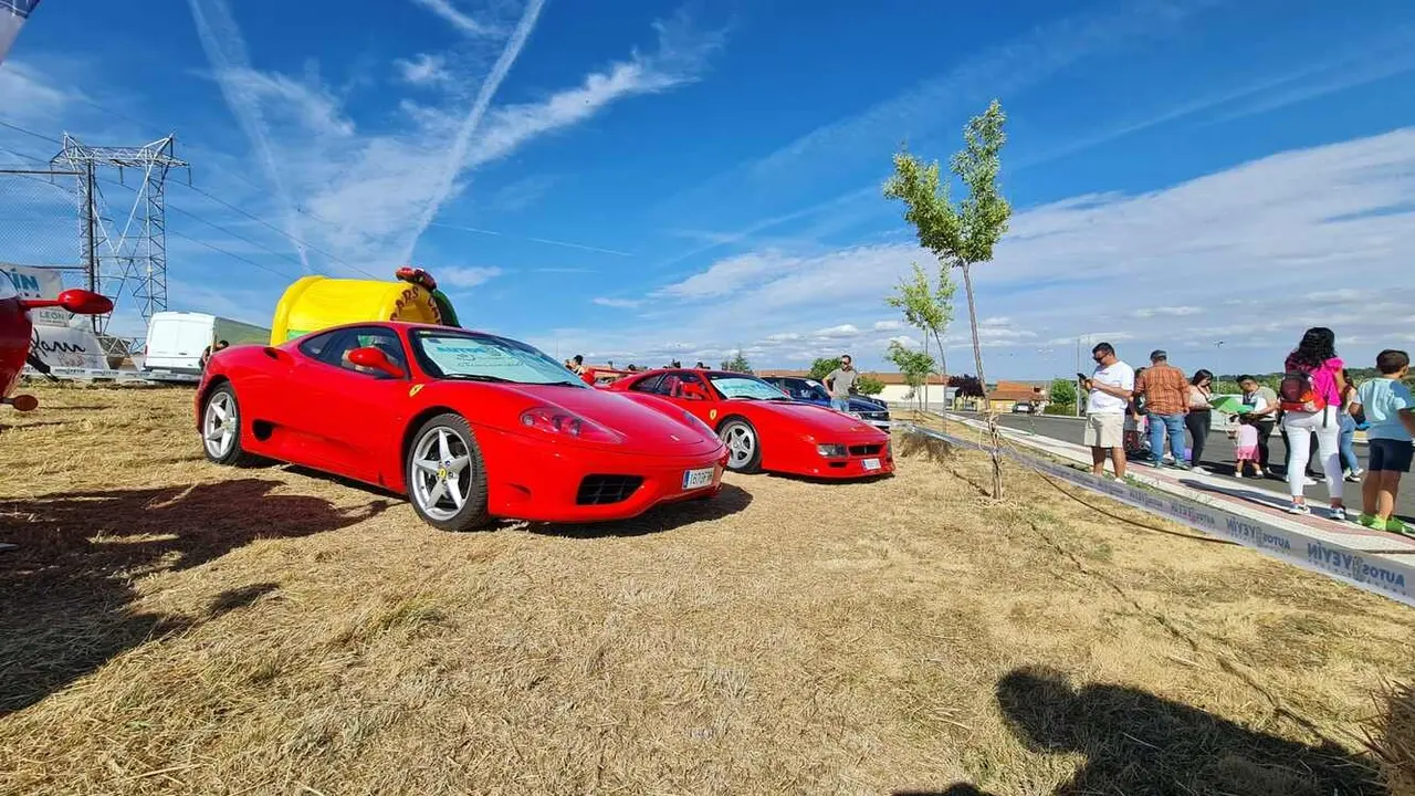Tras una exitosa jornada inaugural, este fin de semana promete emociones fuertes en Robledo de la Valdoncina con conciertos, foodtrucks, exposiciones de Ferrari y motos clásicas, y zona camper para disfrutar al máximo.