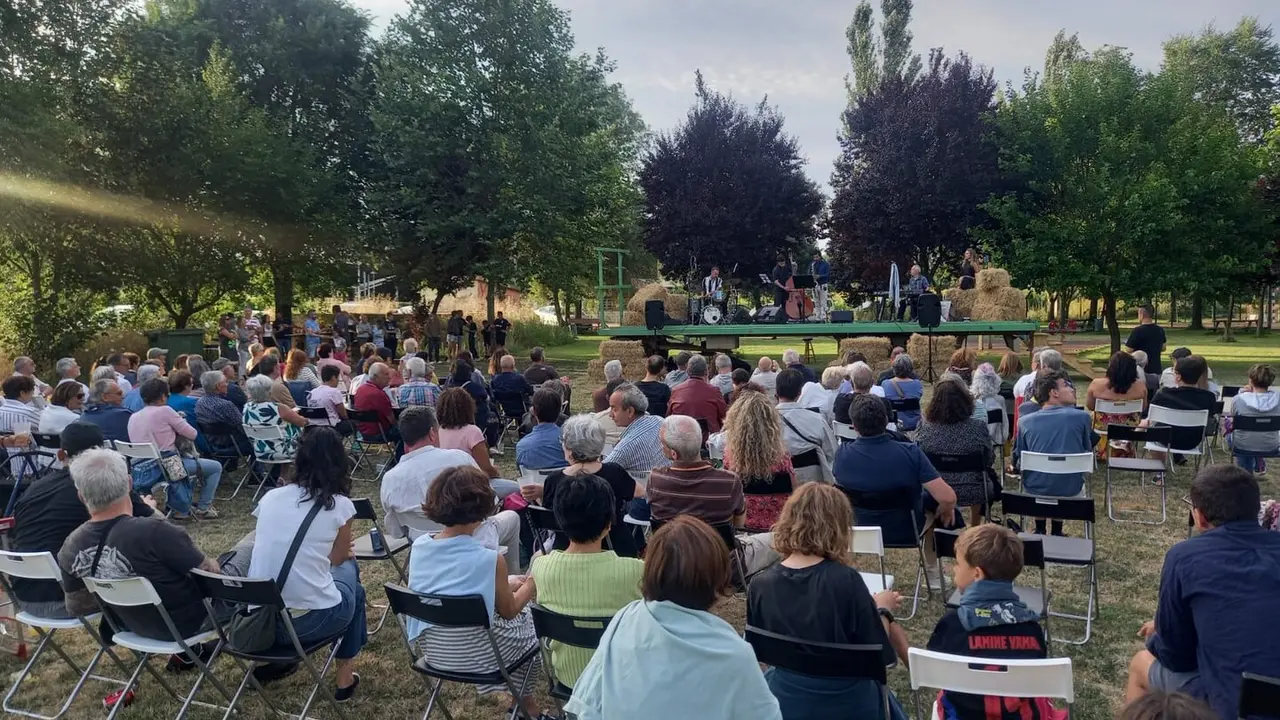 Vega de los Árboles, el pequeño pueblo leonés que se ha convertido en epicentro del jazz veraniego, vivió este sábado 19 de julio su tercera jornada del Festival de Jazz y +, consolidando el evento como una de las sorpresas culturales del verano. El público, entregado y cada vez más numeroso, llenó de nuevo la pradera local para disfrutar de una noche mágica con el Rubén Díaz Quintet, grupo formado por músicos de referencia de la escena leonesa.