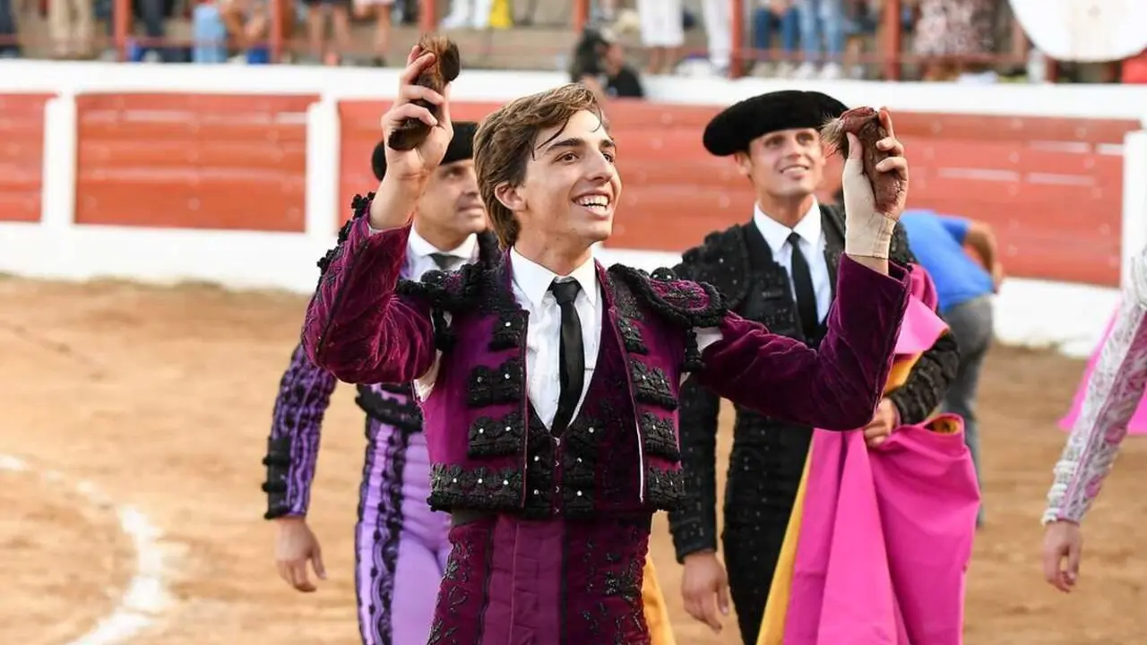 Astorga se rinde al arte de un enorme Julio Norte. En la imagen, el diestro celebra su gran actuación en el coso maragato.