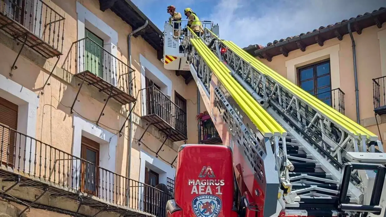 Una dotación utilizó un camión escalera para retirar tejas y parte de la cubierta de un edificio remodelado, tras el aviso de varios vecinos. Foto: Bomberos León