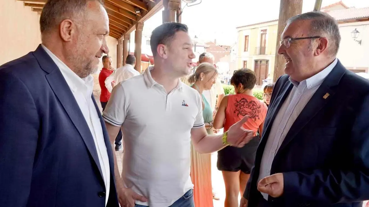 El presidente de la diputación, Gerardo Álvarez Courel y el secretario provincial del PSOE, Javiel Alfonso Cendón, conversan con el leonesista Roberto Aller en la Feria del Ajo. Foto: Campillo