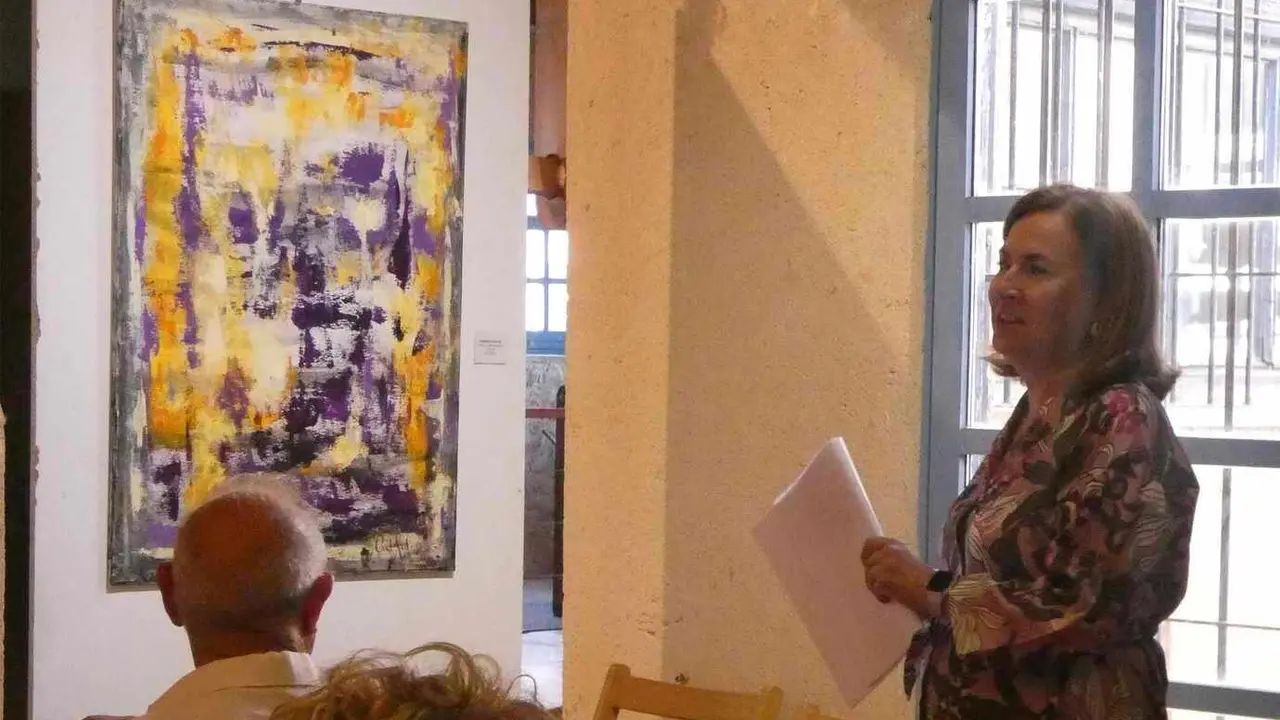 La Comunal de Val de San Lorenzo se transforma en un sinfónico encuentro entre color y emoción. La exposición 'Del color y la armonía' de Araceli González fusiona pintura y música en una experiencia sensorial que permanecerá abierta hasta el 14 de septiembre.