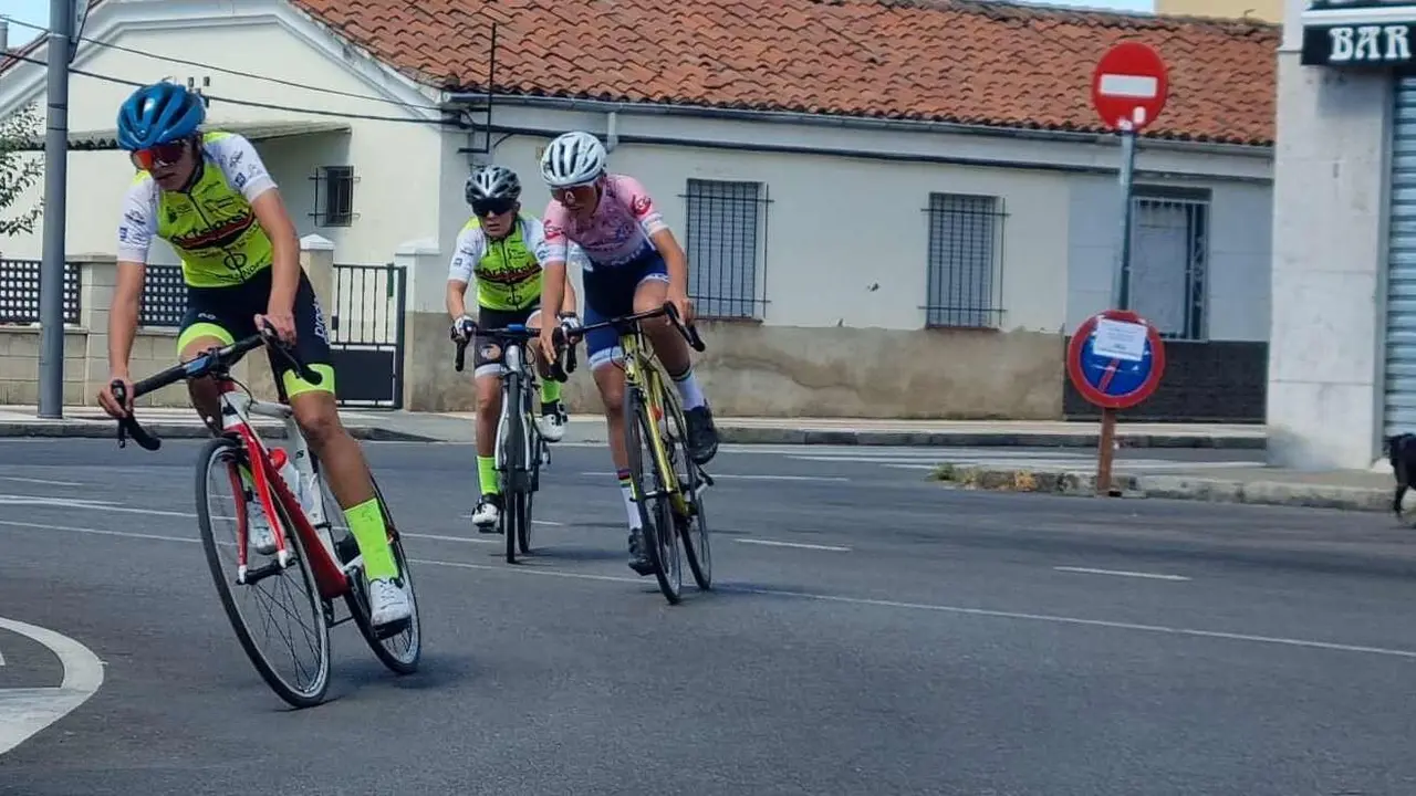 El barrio leonés de Pinilla se transformó este domingo en la capital regional del ciclismo de base con motivo del Trofeo Escuelas de Ciclismo de Pinilla, una cita clave que puso el broche final a la Copa de Castilla y León de Escuelas.