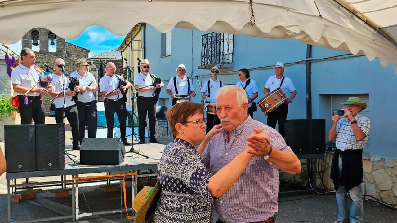El grupo folk Aires de Perales con canciones que animaron a la danza de los asistentes