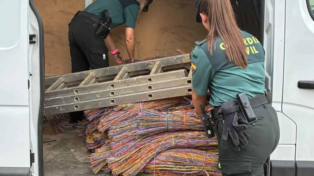 Efectivos de la Guardia Civil, junto al cable recuperado.