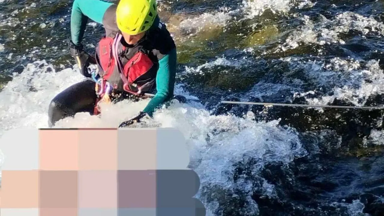 Efectivos de la Guardia Civil, en el momento de recuperar el cuerpo del fallecido.