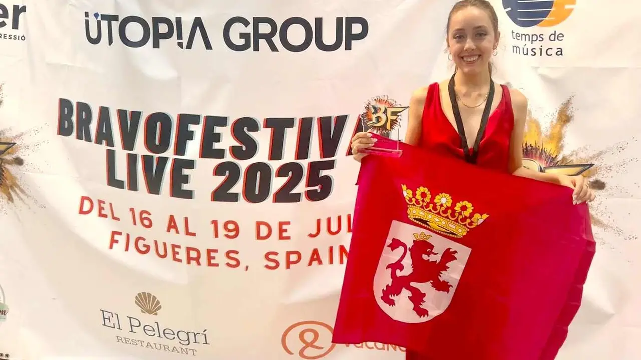 Noa posa a la conclusión del festival con la bandera de León.