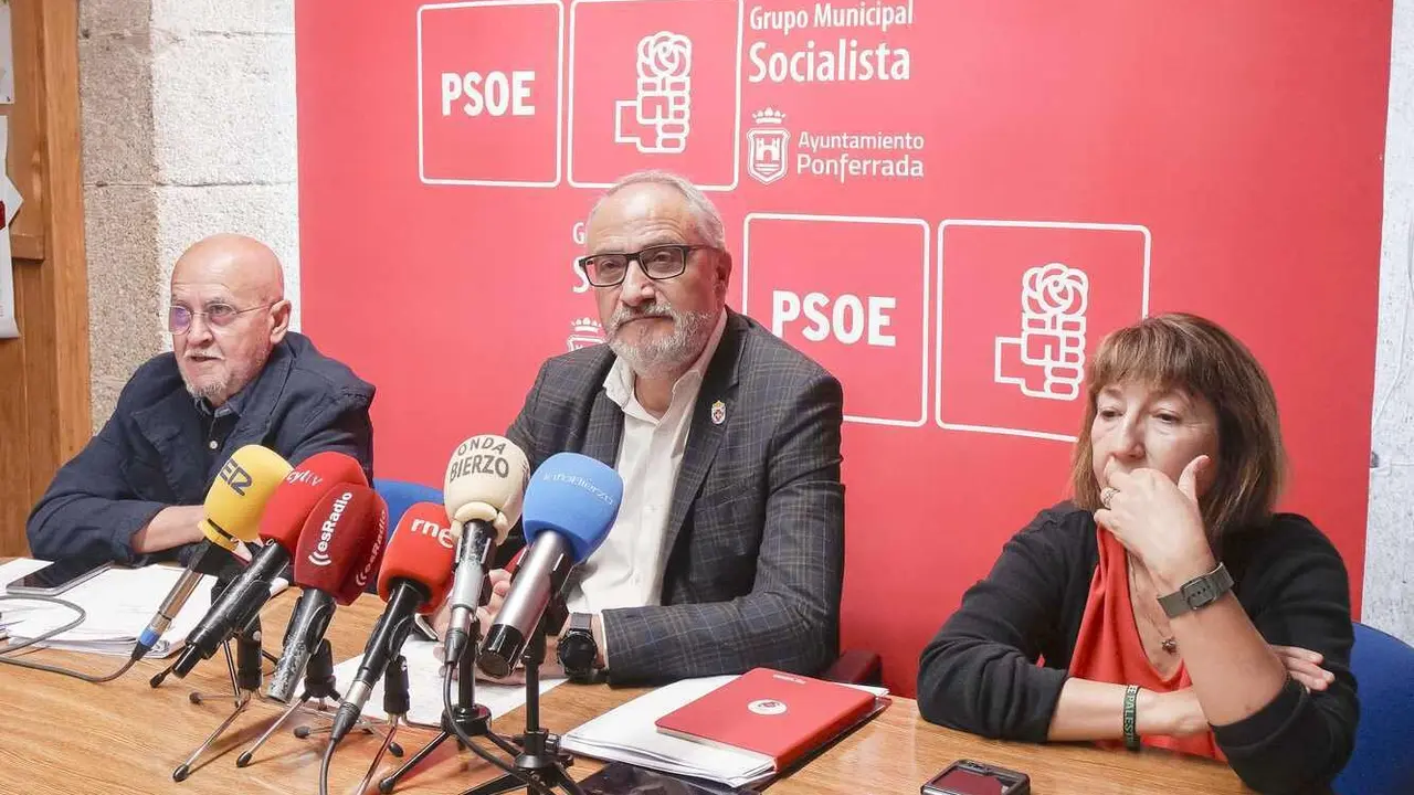 El portavoz del PSOE en el Ayuntamiento de Ponferrada, Olegario Ramón (C), junto a los concejales Pedro Fernández (I), y Mabel Fernández, durante su comparecencia para hablar de la reciente sentencia sobre la red de calor de la ciudad. Foto: César Sánchez