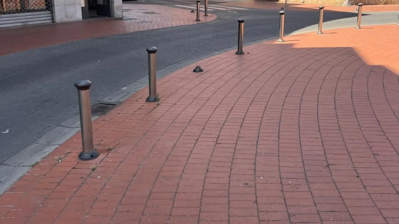 Imagen del barrio de San Claudio remitida por UPL para denunciar el estado de suciedad y la falta de bolardos.