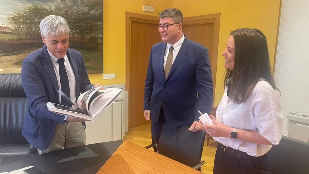 Eduardo Diego (izda.) en la reunión mantenida con el cónsul de Rumanía en Madrid, Florea Tiberiu Trifan.