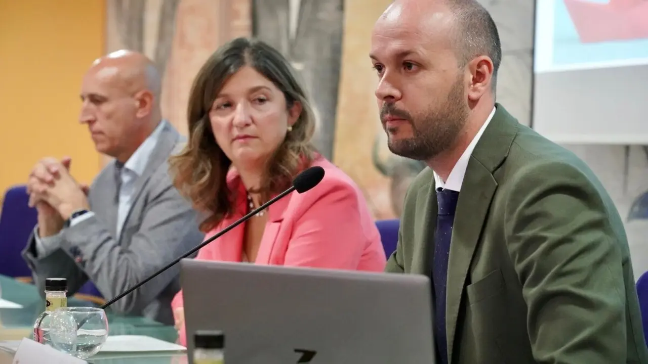 La rectora de la Universidad de León, Nuria González, acompañada por el alcalde de León, José Antonio Diez, presenta el Informe Guess León 2023/2024 que analiza la actividad emprendedora de los estudiantes de la Universidad de León. Foto: Campillo.