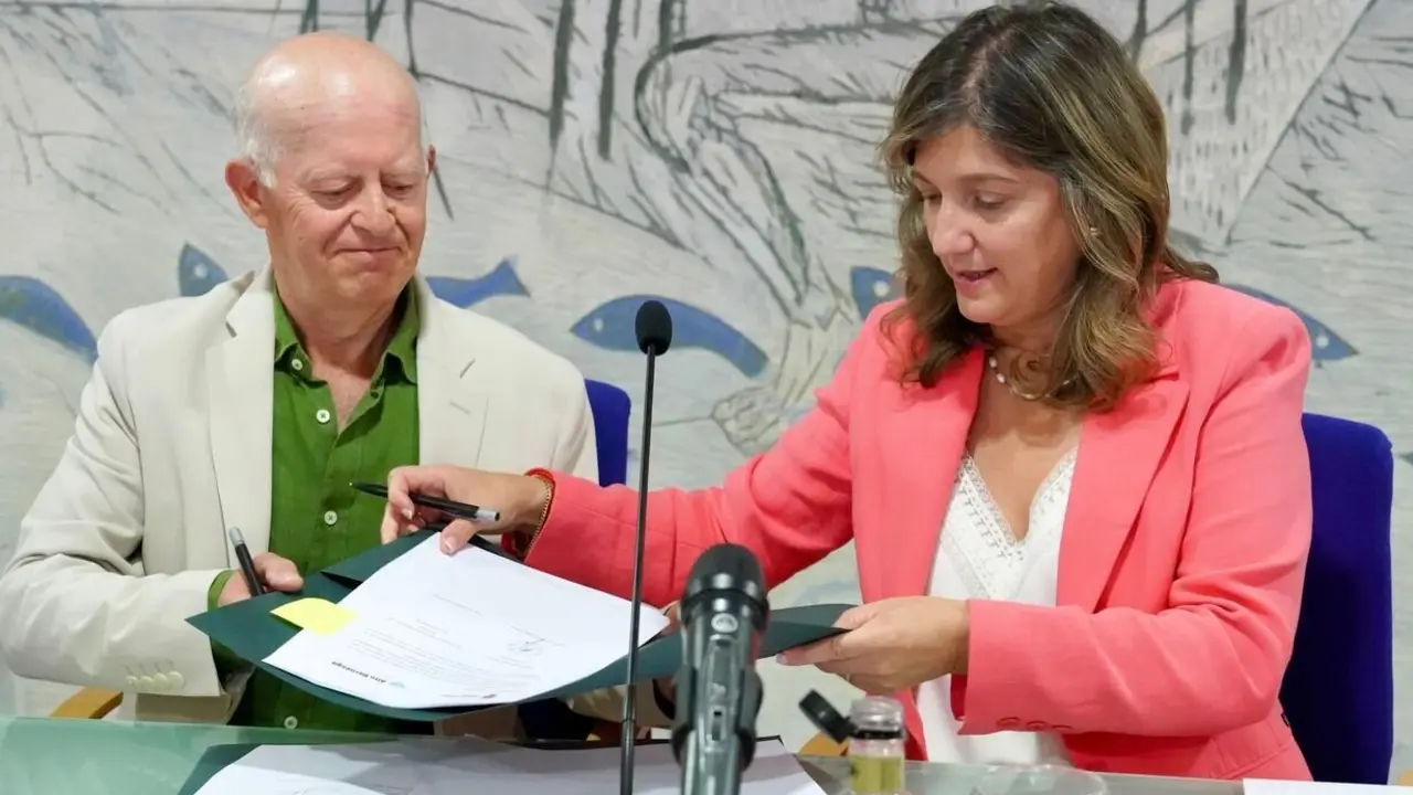 La rectora de la Universidad de León, Nuria González, y el presidente del Patronato de la Fundación Reserva de la Biosfera Alto Bernesga, Antonio García, firman un convenio marco de colaboración entre ambas instituciones.