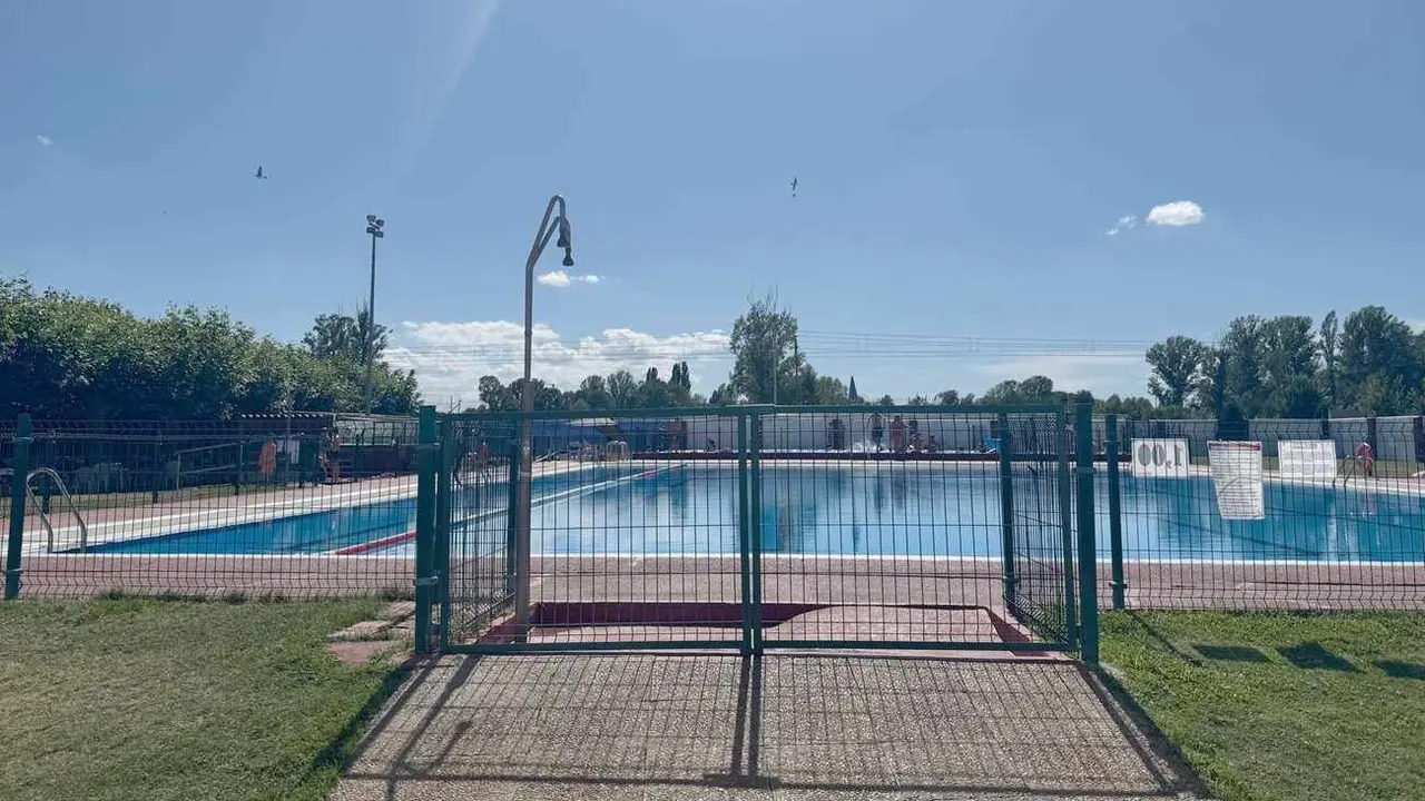 Imagen de la piscina de Casa León, este martes, cerrada por Sanidad tras el reto viral en TikTok.