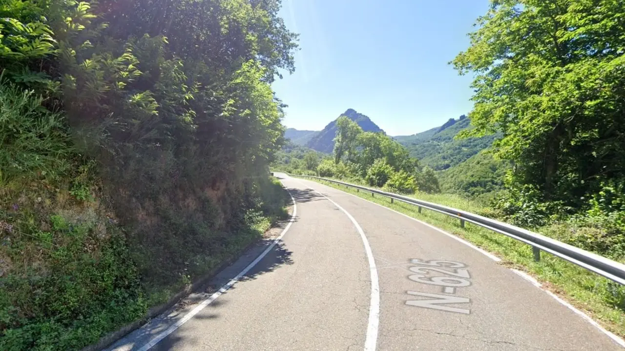 La carretera N-625 a su paso por León.