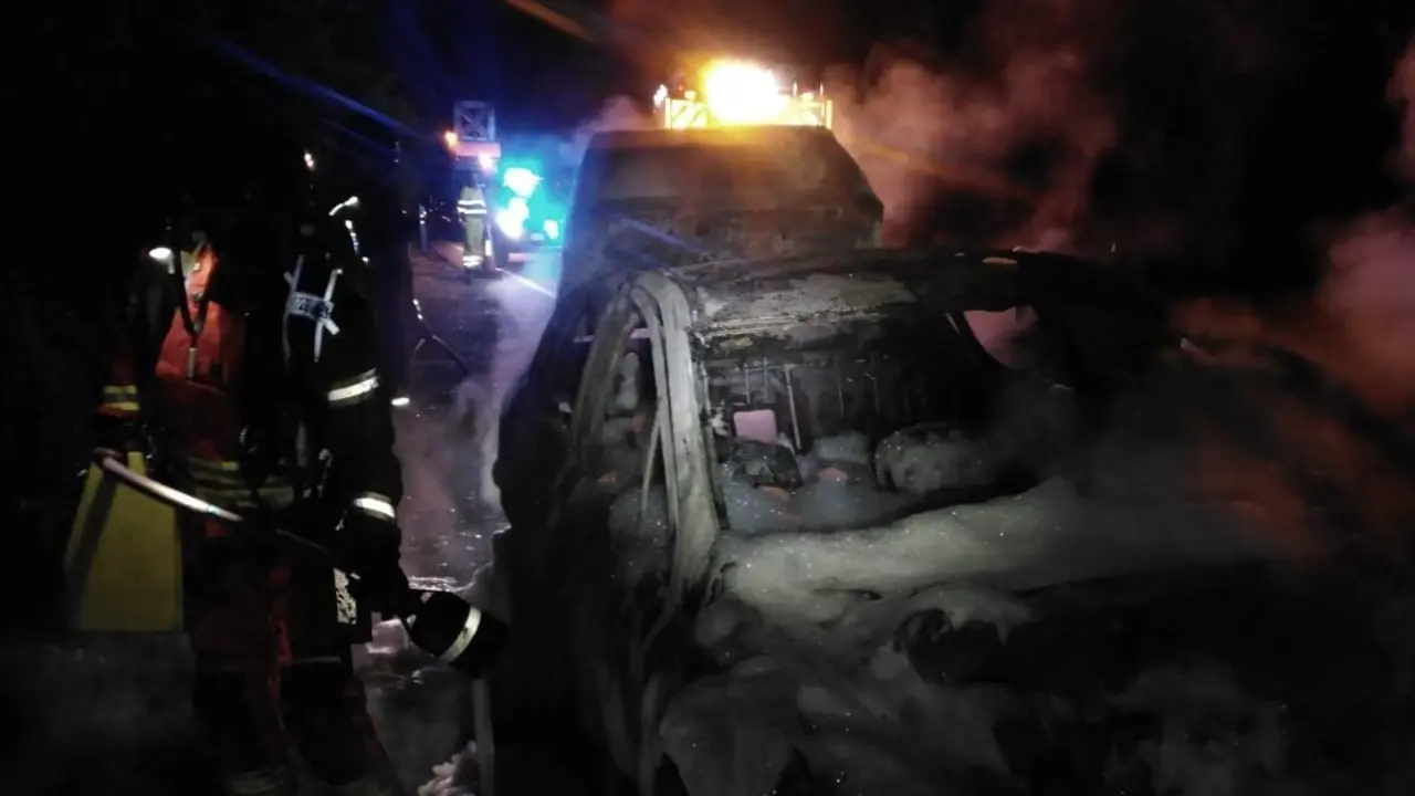 Actuación de los Bomberos del Sepeis de Valencia de Don Juan en un vehículo en llamas en la madrugada de este martes. Foto: Sepeis
