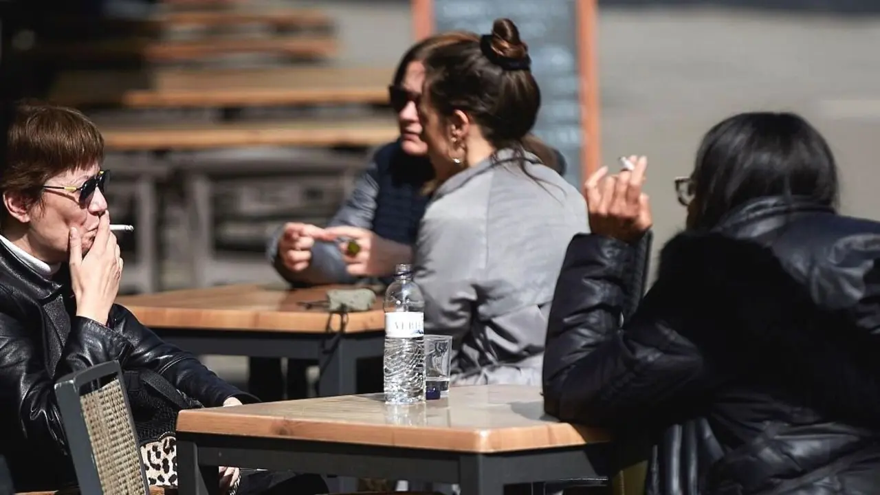Imagen de archivo de dos mujeres fumando en una terraza.
