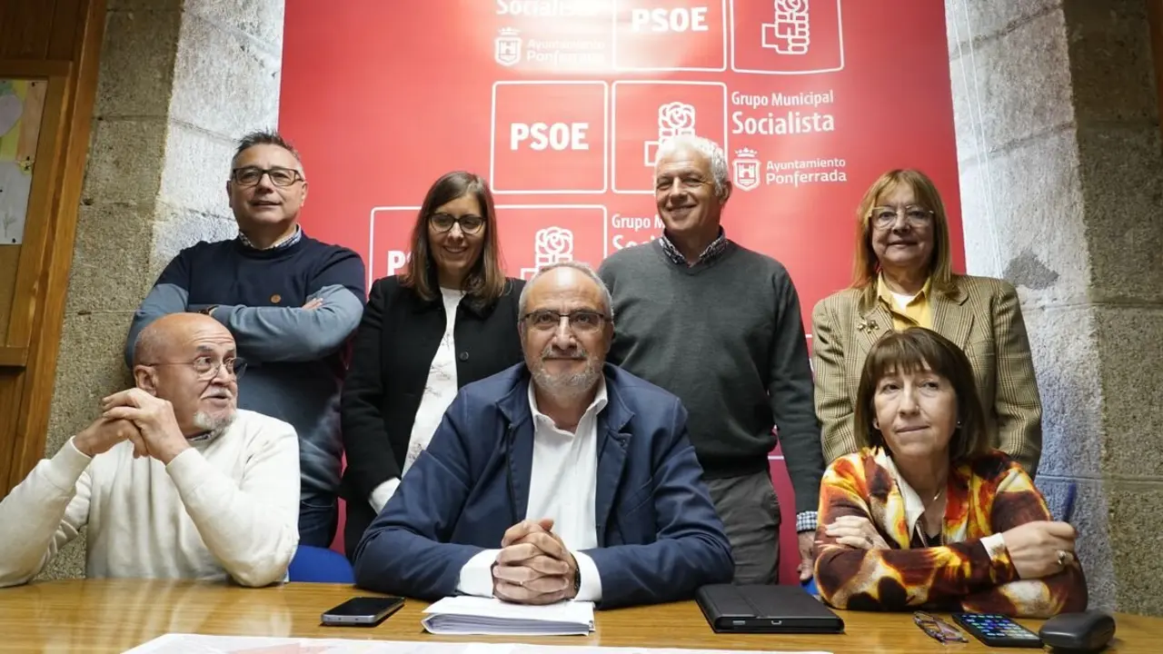 El portavoz del grupo municipal socialista de Ponferrada, Olegario Ramón (C), junto a varios concejales, durante la rueda de prensa para tratar sobre actualidad municipal. Foto: César Sánchez.