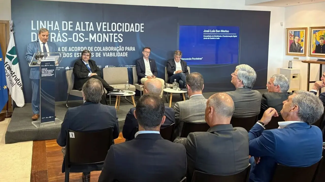 El consejero de Movilidad y Transformación Digital, José Luis Sanz Merino, firma una alianza entre Castilla y León, Galicia, la Región Norte de Portugal y el clúster de logística de un programa europeo POCTEP que tiene como objetivo el Impulso del Corredor Atlántico del Noroeste.