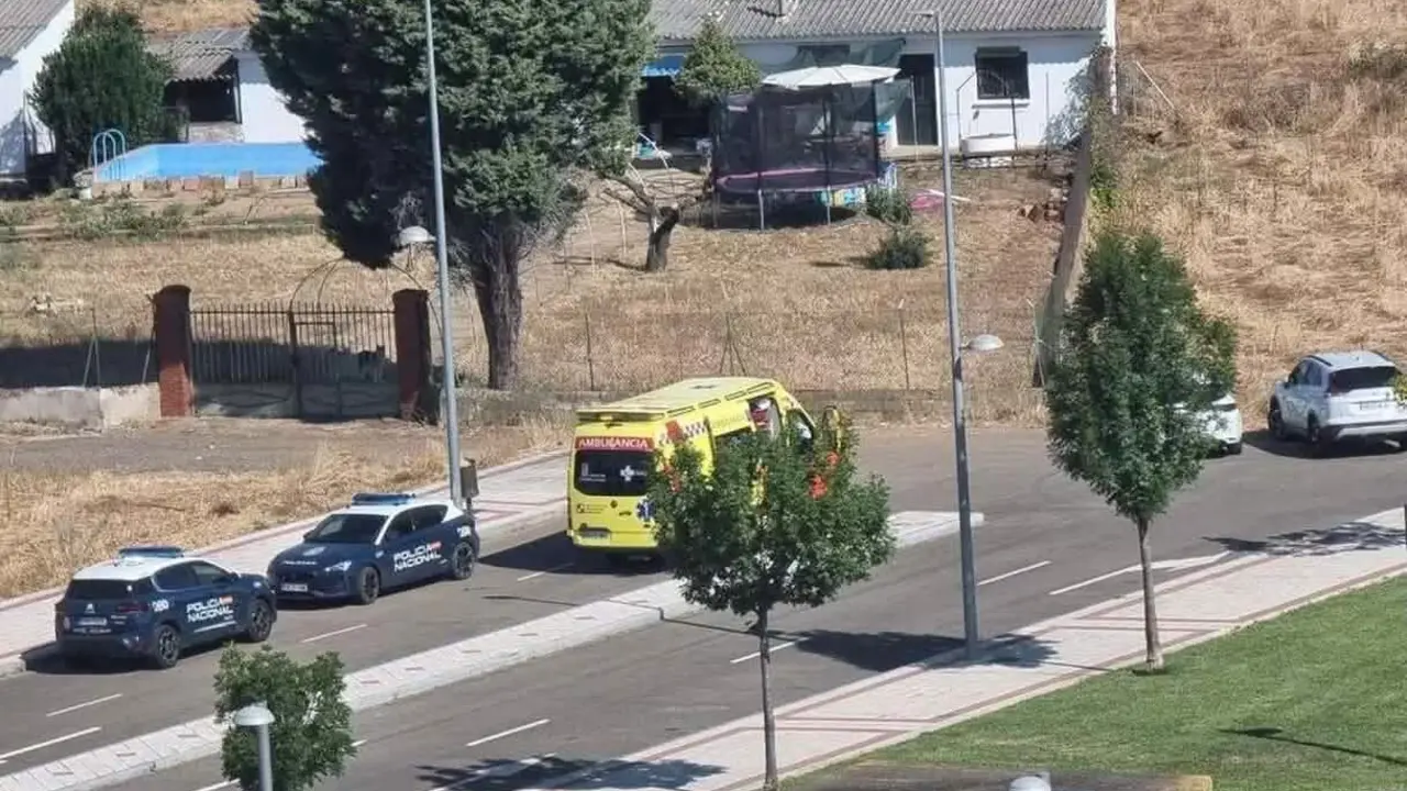 Efectivos policiales y de Emergencias Sacyl en el lugar en el que se localizó el cuerpo.