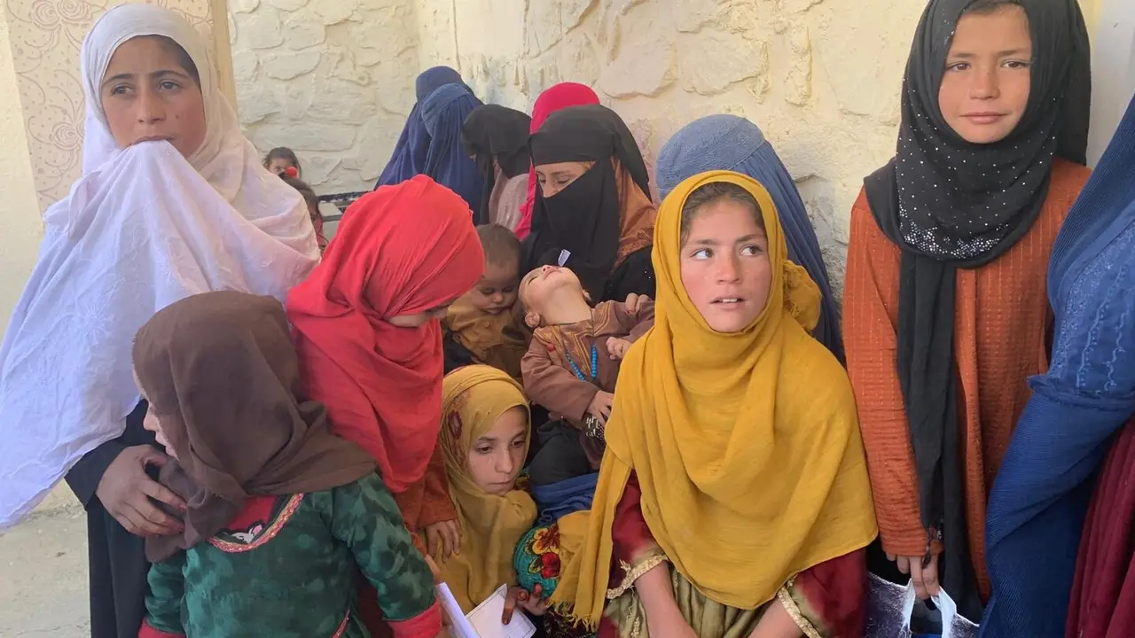 Un grupo de mujeres y niños esperan su turno de vacunación en un centro sanitario rural en distrito de Nerkh, en Maidan Wardak, Afganistán. Foto: Alfonso F. Reca