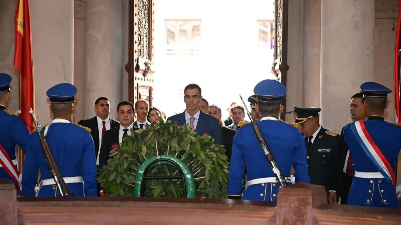 El presidente del Gobierno, Pedro Sánchez, asiste a una ofrenda floral en el Panteón Nacional de los Héroes en Asunción, Paraguay. Foto:  Pool Moncloa/Borja Puig de la Bellacasa.