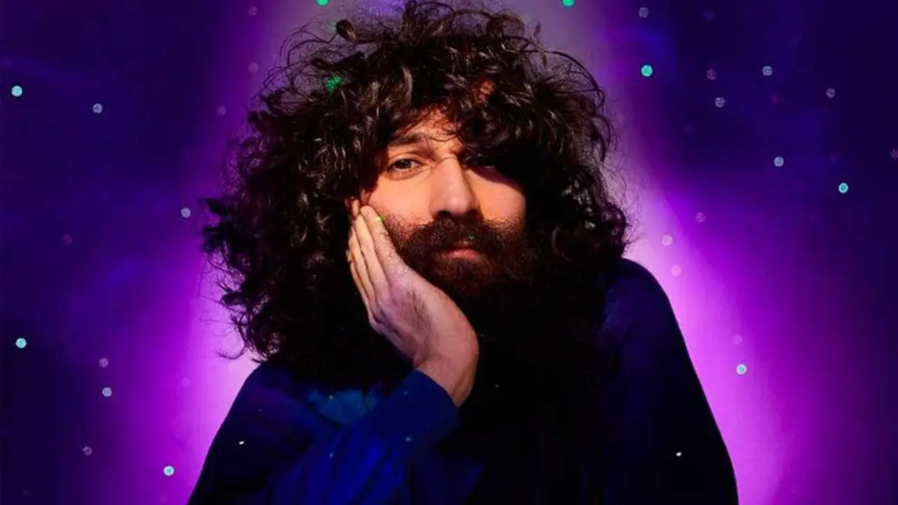 El músico y compositor Ángel Stanich volverá a subirse a los escenarios con su particular estilo y letras afiladas dentro de una nueva gira enigmática: la “Gira (Aún) Sin Nombre”, que hará parada en León el próximo 30 de enero .