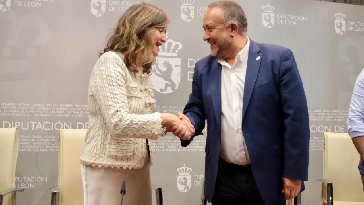 El presidente de la Diputación de León, Gerardo Álvarez Courel, y la rectora de la Universidad de León, Nuria González, firman un convenio de colaboración entre el ILC y la ULE sobre arqueología