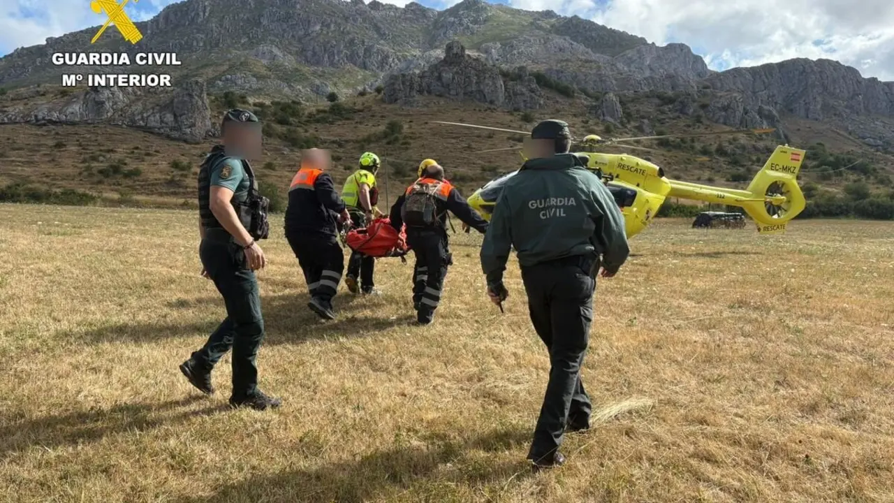 Tras su localización, la mujer ha sido evacuada por el helicóptero de Emergencias 112 de Castilla y León que también se había incorporado a las labores de rastreo.