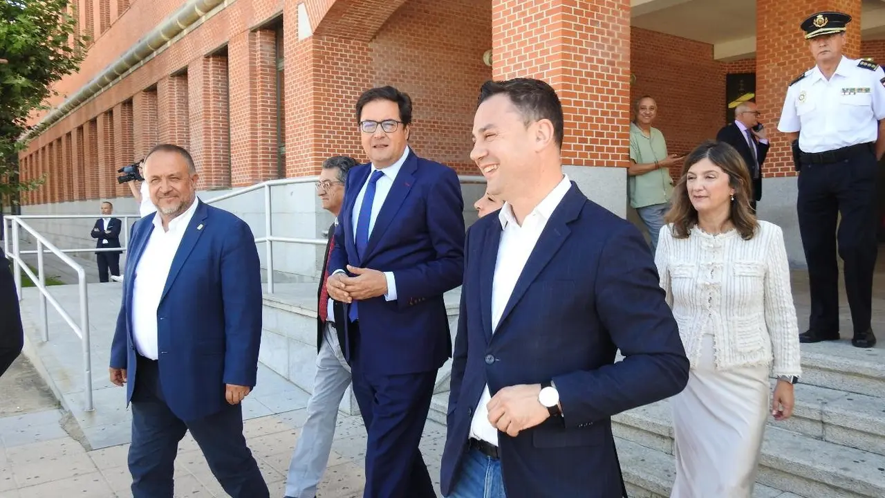 El ministro Óscar López (centro), este jueves en León junto a Courel, Cendón y la rectora de la ULE Nuria González. Foto: M. A. García
