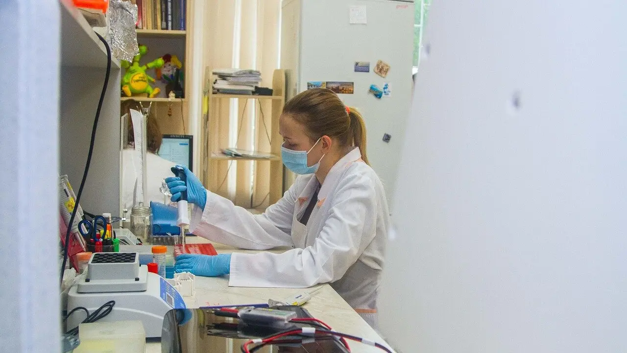 Imagen de un estudiante durante unas prácticas en un laboratorio en planta química.