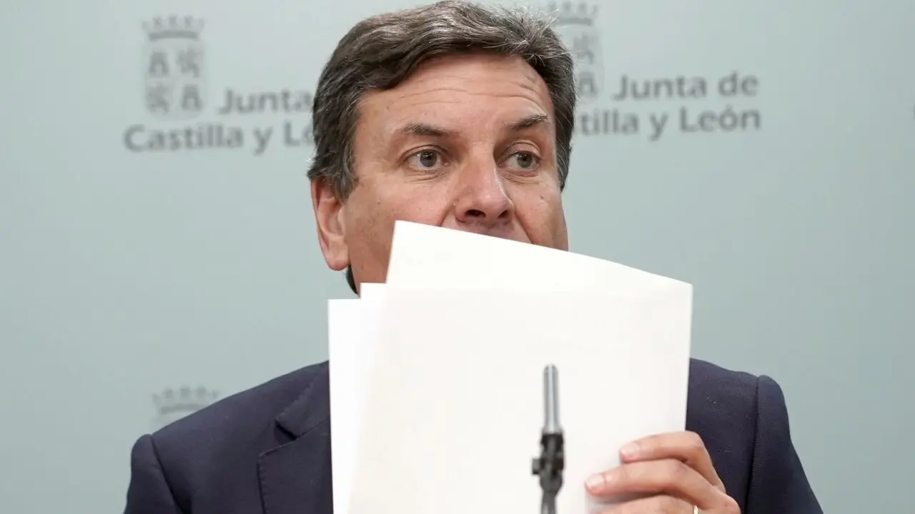 El consejero de Economía y Hacienda y portavoz, Carlos Fernández Carriedo, comparece en rueda de prensa posterior al Consejo de Gobierno. Foto: Rubén Cacho.