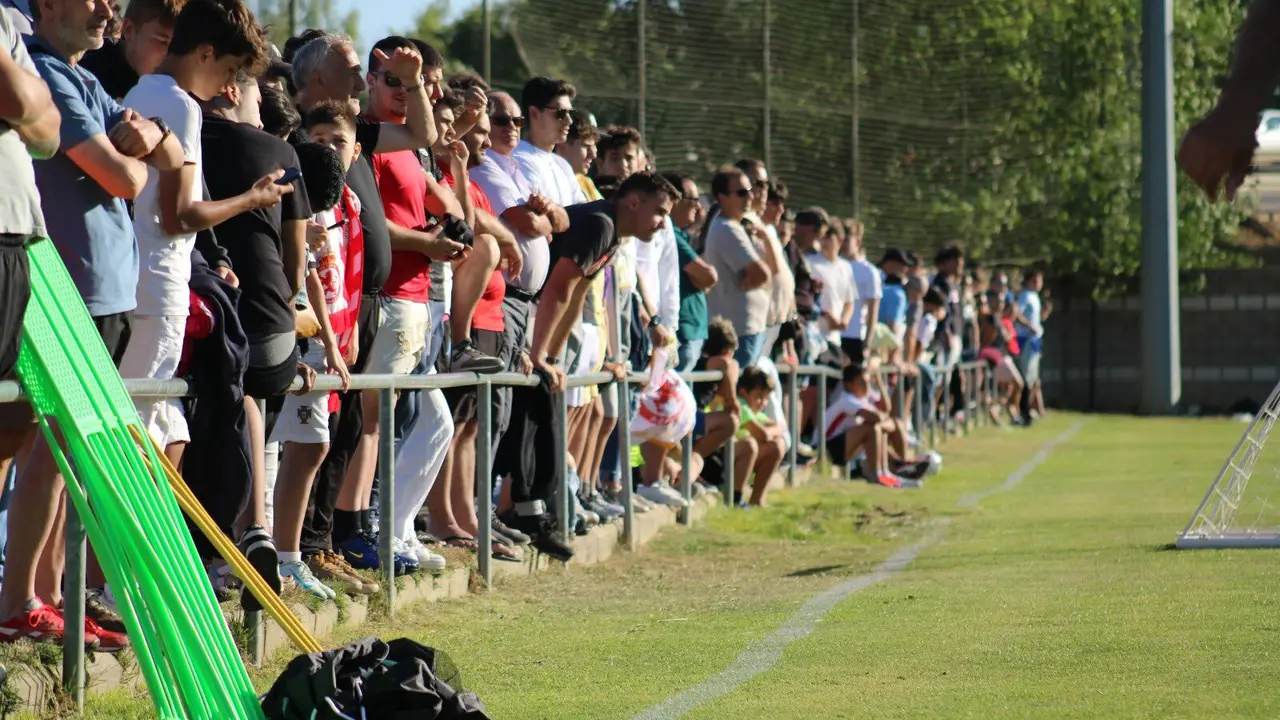 La expectación por la temporada en Segunda División dispara el número de abonados y congrega a decenas de aficionados en Puente Castro. El equipo de Raúl Llona trabaja con ambición de cara al exigente calendario de pretemporada. Fotos: CyDLeonesa
