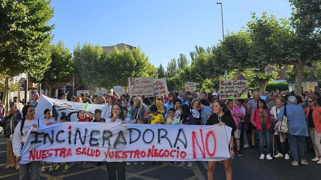 Cientos de vecinos marcharon este jueves por las calles de Puente Castro para exigir la paralización del proyecto de red de calor impulsado por la Junta. Anuncian una nueva movilización el próximo 30 de julio frente a la delegación territorial de la Junta.