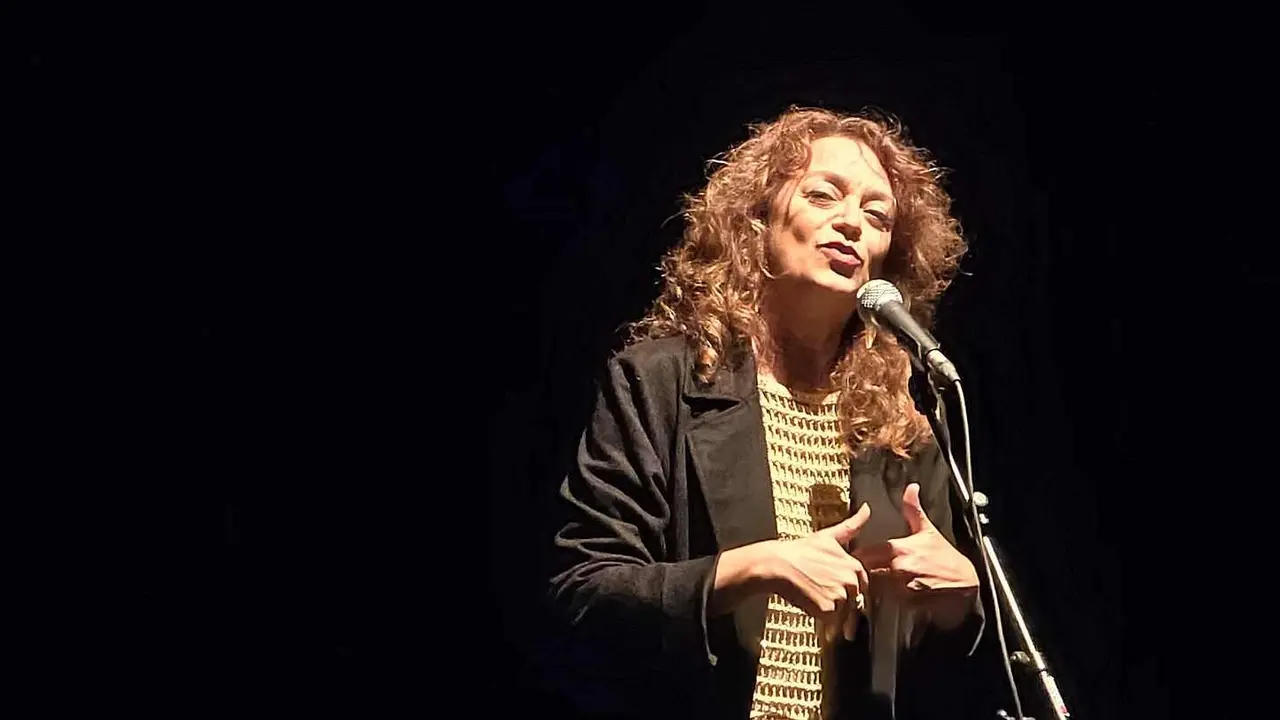 El brillo de Carmen París: un homenaje al alma de la música en su actuación en León. En el marco del 'Ciclo Clásicas & Contemporáneas', la artista aragonesa deslumbró en La Casona de Puerta Castillo con un espectáculo único, cargado de emoción, magia y raíces profundas.