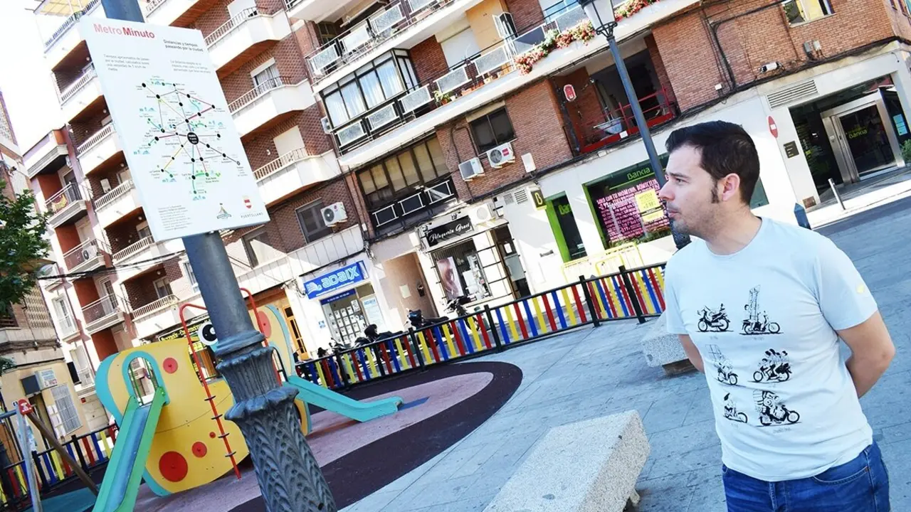 Un vecino observa un panel de 'Metrominuto' para localizar distancias en la ciudad.