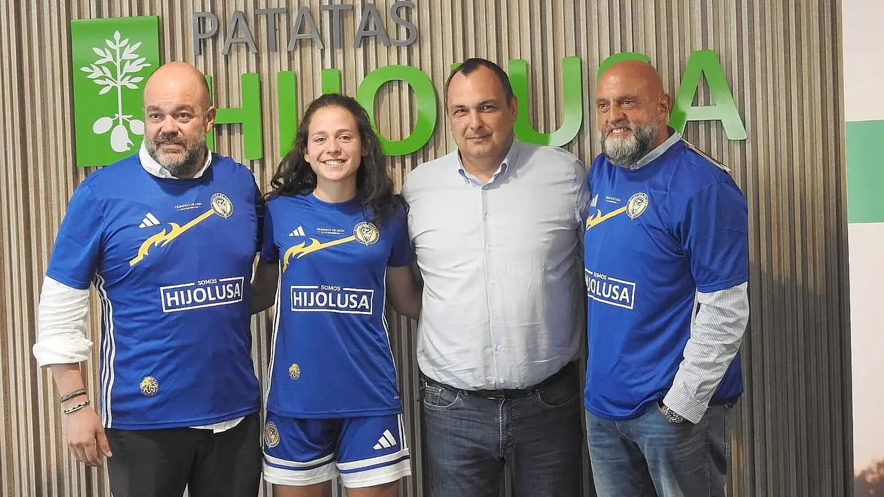 La empresa leonesa Somos Hijolusa ha sellado este viernes la renovación de su patrocinio con el Club Deportivo Olímpico de León, justo cuando el equipo femenino ha logrado un hito histórico: su ascenso a la Segunda Federación, consolidándose así entre la élite del fútbol femenino nacional. Foto: M.A. García