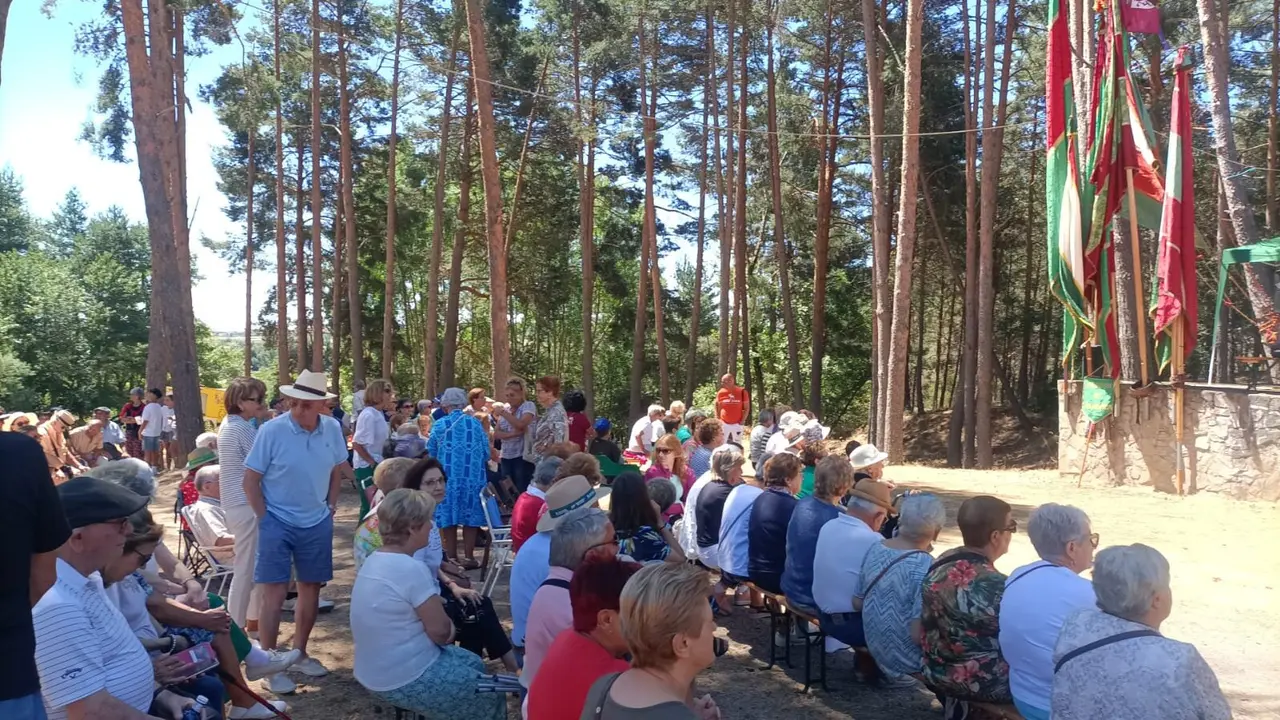 El pantano de Villameca, en el municipio leonés de Quintana del Castillo, se convierte este fin de semana en el corazón festivo de la comarca con motivo de la 40ª edición de la Fiesta Comarcal de La Cepeda. El evento, que nació como un encuentro para fomentar la convivencia entre los pueblos de la zona, se ha consolidado como una de las grandes citas del verano en la provincia de León.