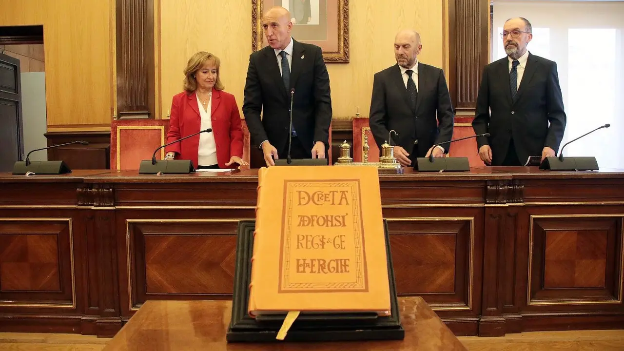León revive su historia jurídica con la lectura de los Fueros y Ana del Ser como mantenedora. Foto: Peio García