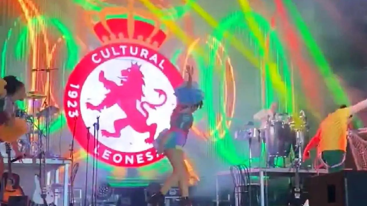 El escudo de la Cultural y 'La Morocha' en La Pola de Gordón.