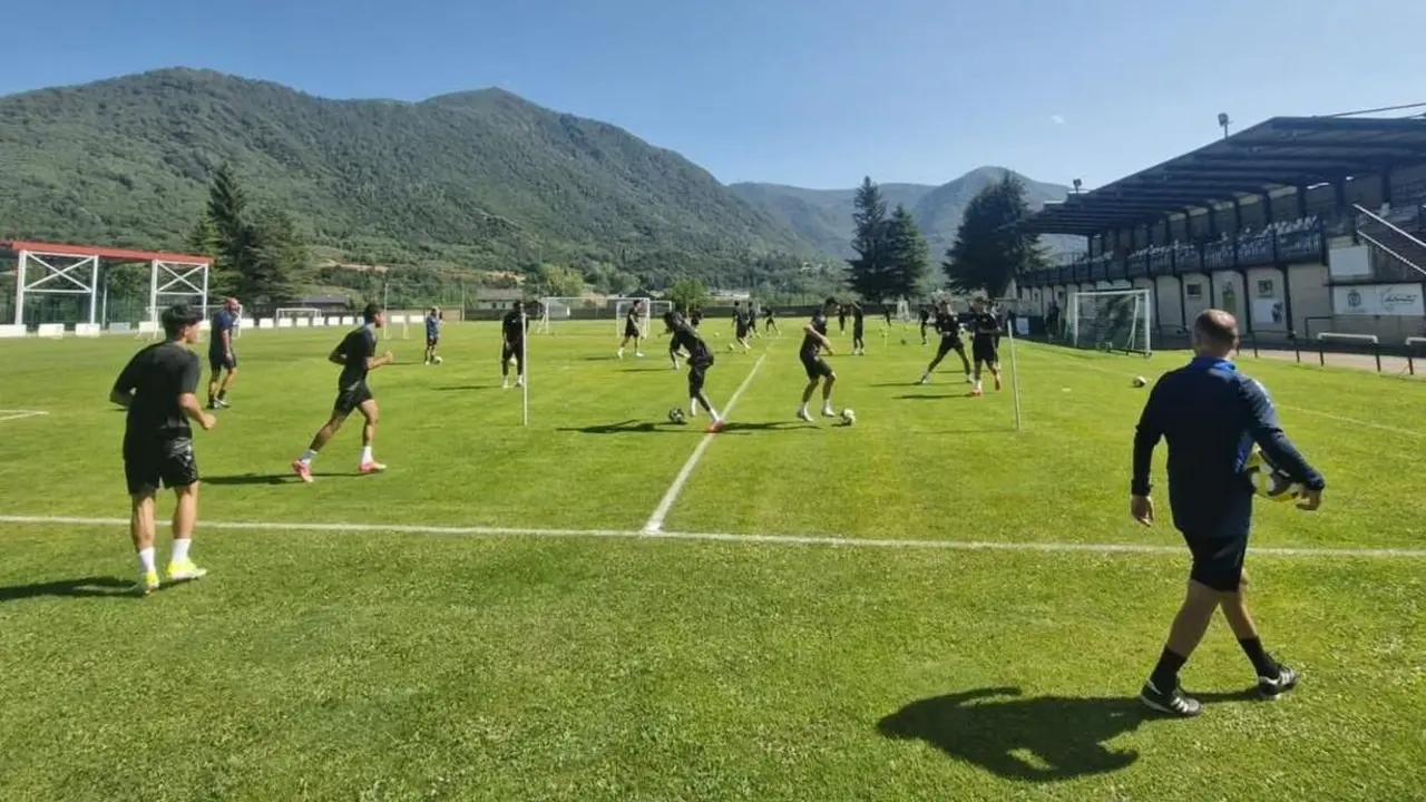 La selección qatarí sub-19 en uno de sus entrenamientos de esta semana en Villablino.