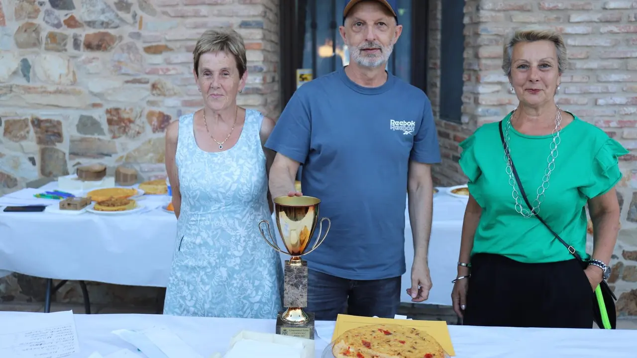 La tortilla del Centro de Mayores se alza con el primer premio en el concurso de Trobajo del Camino. Gran éxito de participación y nivel culinario en el tradicional Concurso de Tortillas organizado por la Asociación Apeju durante las fiestas de Santiago Apóstol 2025. Fotos: Isaac Llamazares
