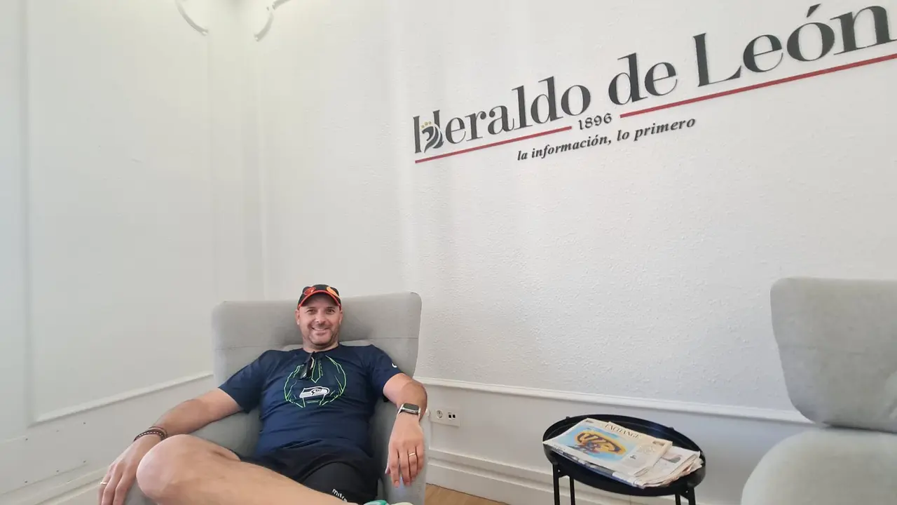 Profesor de Primaria y periodista por vocación, Ángel García informa desde su cuenta @cazurreando sobre fichajes de Segunda, Primera y Segunda RFEF con una red de contactos que le ha convertido en un referente entre clubes, técnicos y aficionados.