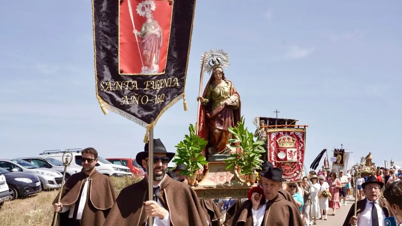 Celebración de la XXXII Fiesta de la Sobarriba, con la procesión de los Santos Patronos de cada localidad del municipio de Valdefresno.