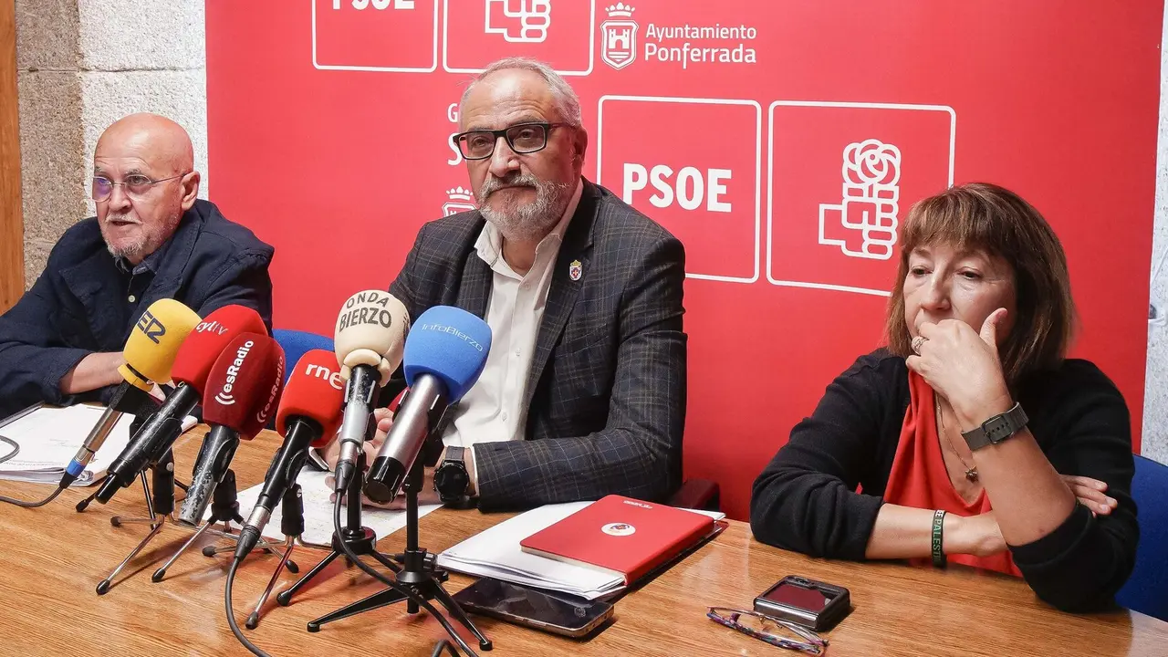 El portavoz del PSOE en el Ayuntamiento de Ponferrada, Olegario Ramón (C), junto a los concejales Pedro Fernández (I), y Mabel Fernández, durante su comparecencia para hablar de la reciente sentencia sobre la red de calor de la ciudad