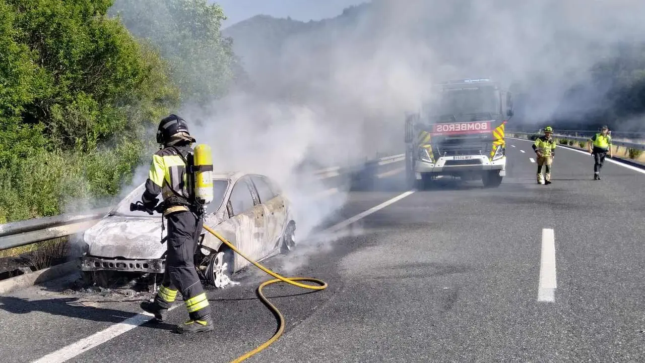 Efectivos del Sepeis, durante su intervención en el lugar del incendio.