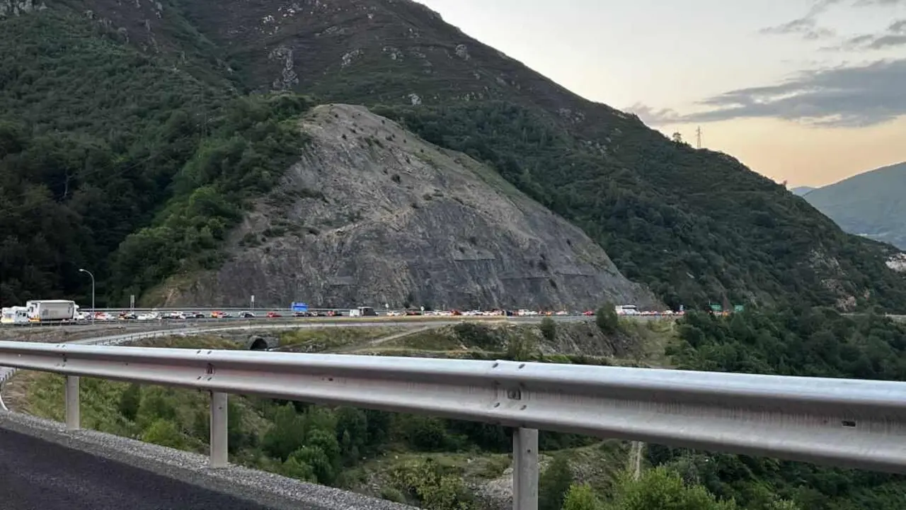 Imagen de los kilométricos atascos en el Huerna fotografiados por un usuario de la autovía.