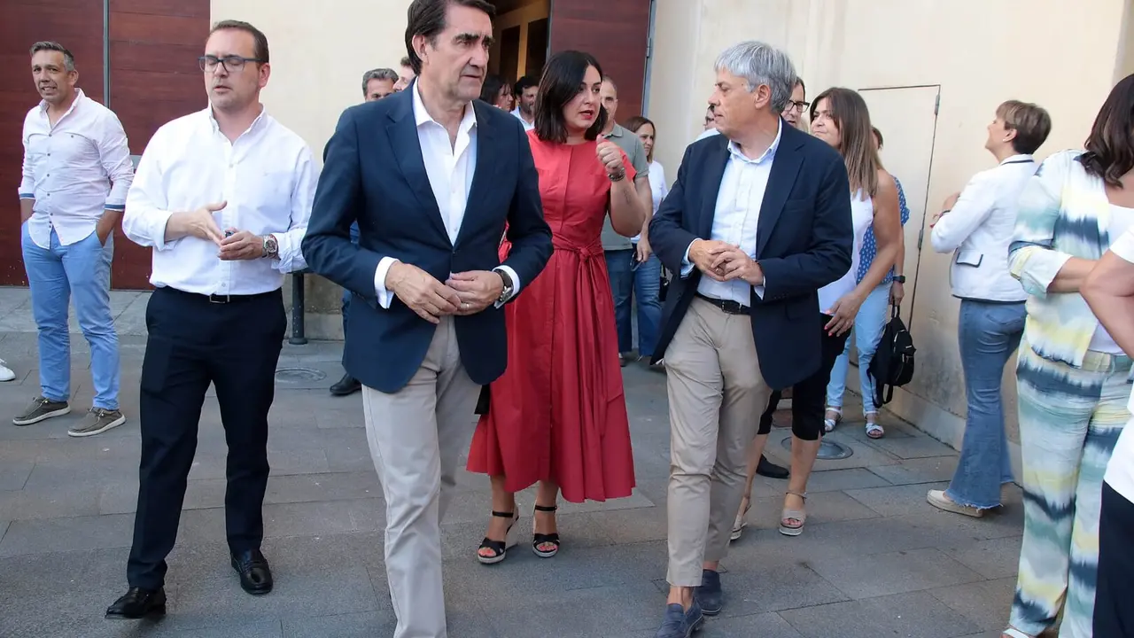 La Comisión Gestora del Partido Popular de León quedó hoy constituida bajo la presidencia de Juan Carlos Suárez-Quiñones y echa a andar con varios objetivos, entre los que destacó el “rearme y fortalecimiento del partido” de forma que se logre “coser con una integración total de las distintas sensibilidades que pueda haber”. Fotos: Peio García